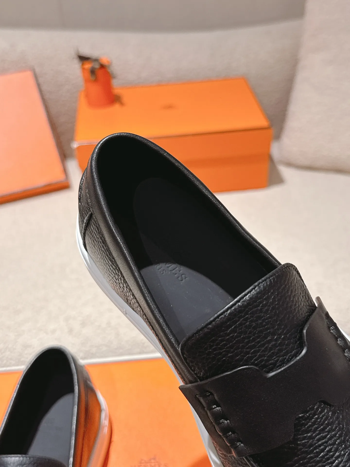 Men's men's shoes P620! Hermes# Thick Sole Couple Loafers These lace-up free sneakers in calfskin and washed denim feature signature "H" details. The design is simple and smooth, creating a fashionable urban look. It is comfortable and versatile. H family classics are not outdated, and the delivery counter is beautifully packaged🛍📦 Fabric: Original customized washed denim/first-layer cowhide Lining: Imported soft sheepskin Sole: Original open-molded anti-slip TPU material Size: 35-45